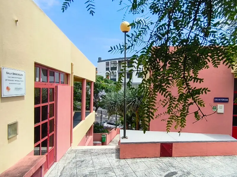 Visão do Centro e Igreja do Centro Social e Paroquial de Santa Cecília Entrada Centro Comunitário